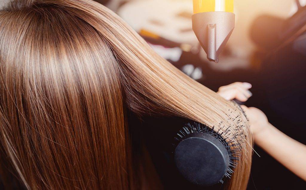 hair-slugging-woman-at-salon-getting-her-hair-blown-out